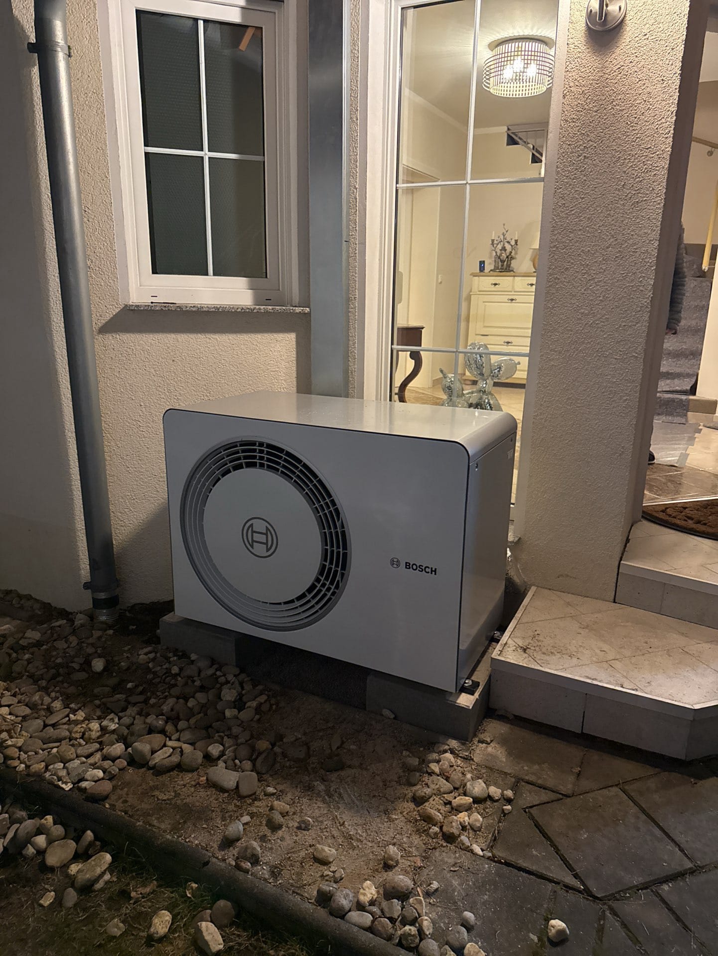 Bosch Wärmepumpe am Hauseingang