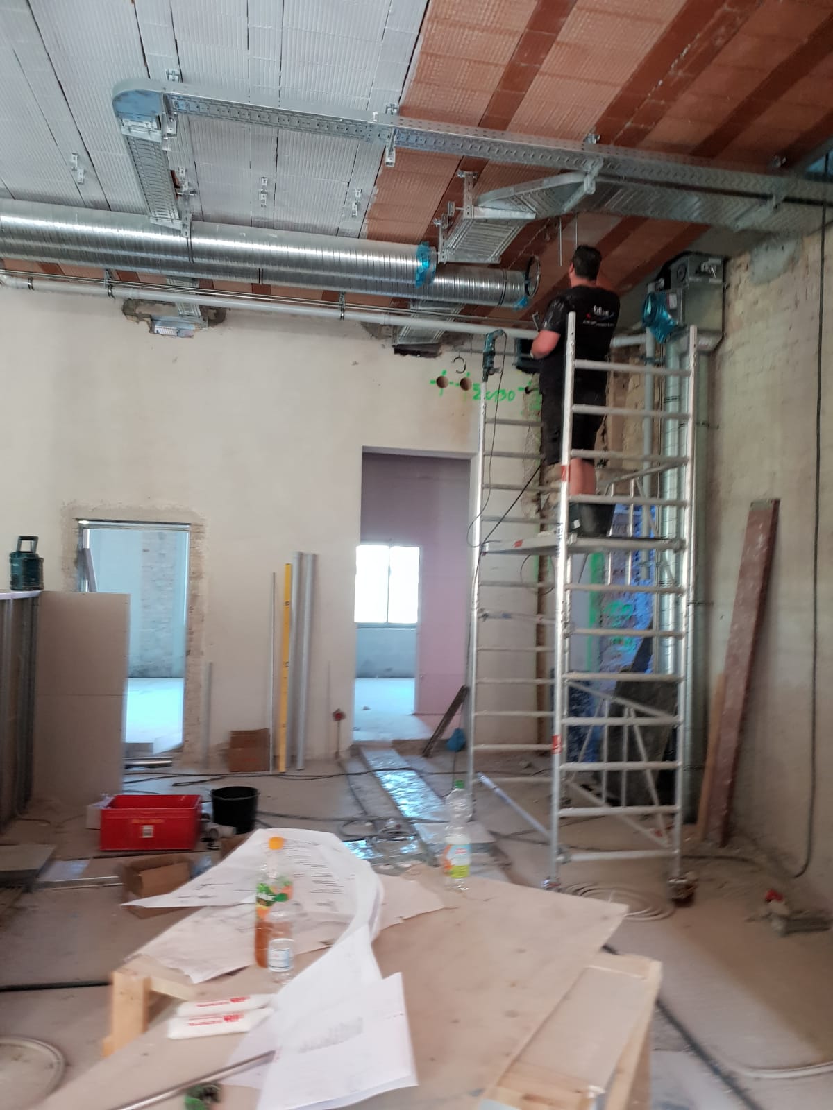 Lüftungsinstallation auf der Baustelle