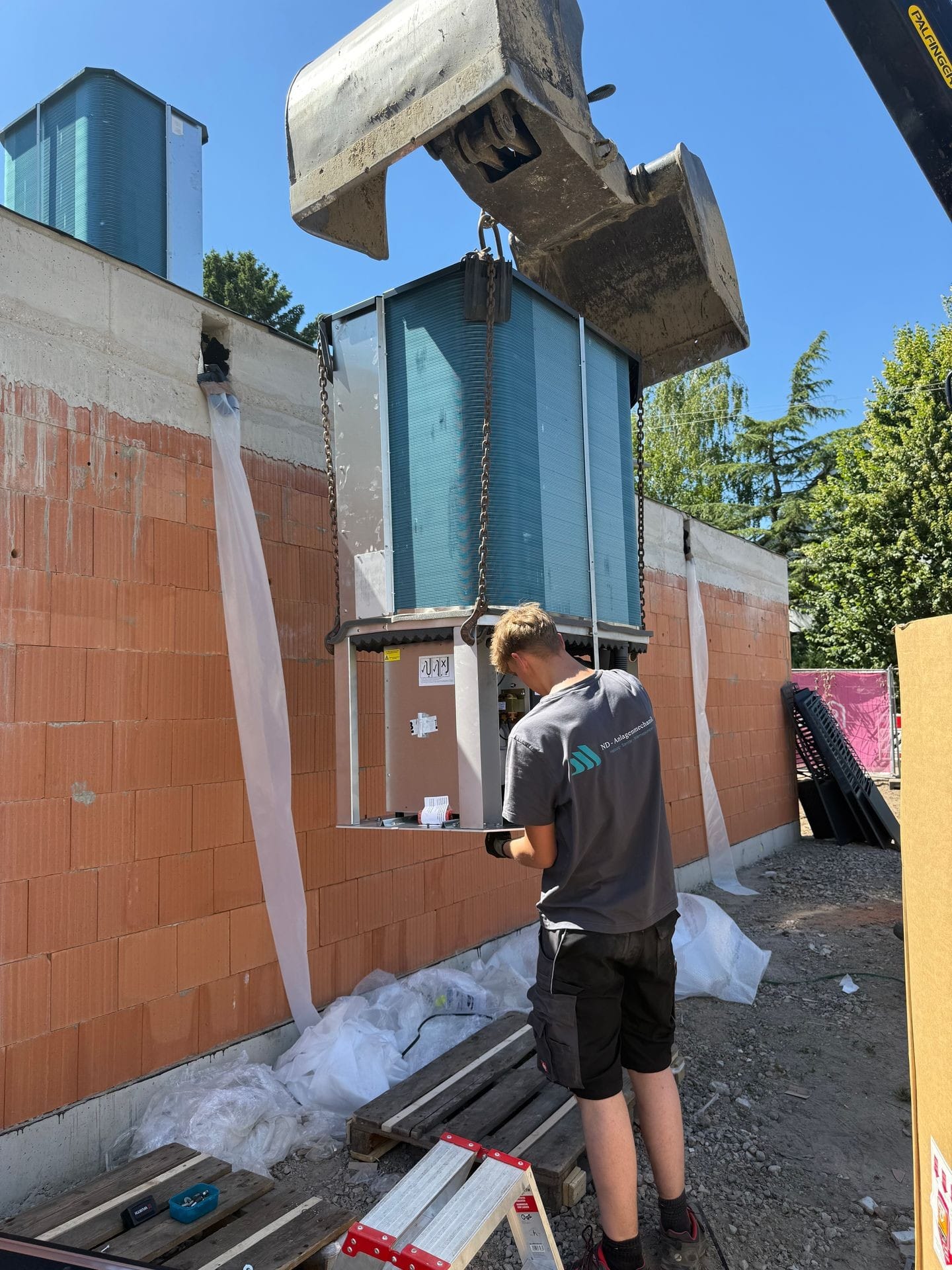Wärmepumpen-Installation mit Kran